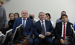 Четыре кандидата в губернаторы Тюменской области получили удостоверения о регистрации